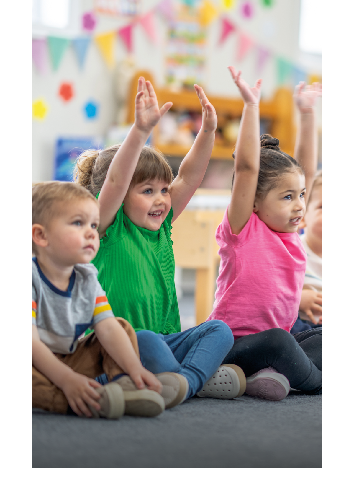 Drei Kleinkinder bei der Turnstunde im Kindergarten.