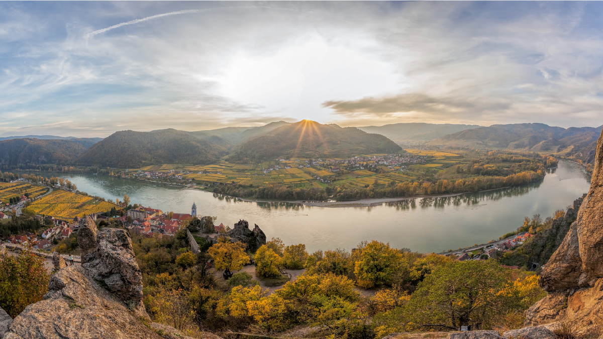 Donau von der Ruine Dürnstein aus gesehen, Abentimmung