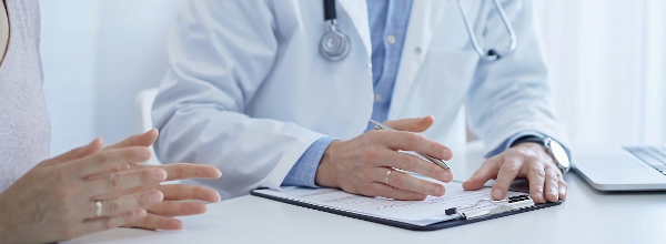 Arzt und Patientin bei einer Befundbesprechung