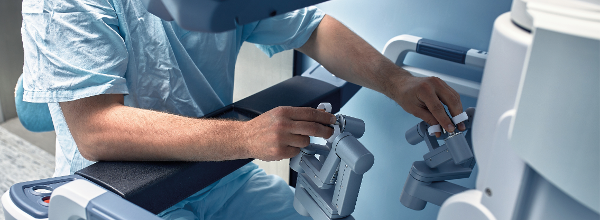 Arzt arbeitet mit einem roboterassitierten Chirurgiesystem