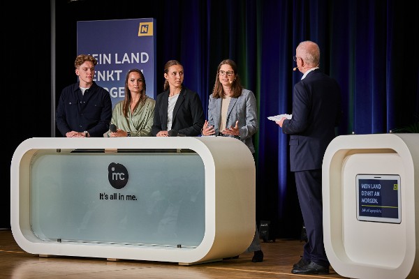 Diskussionsteilnehmer auf der Bühne
Foto: Franz Gleiß