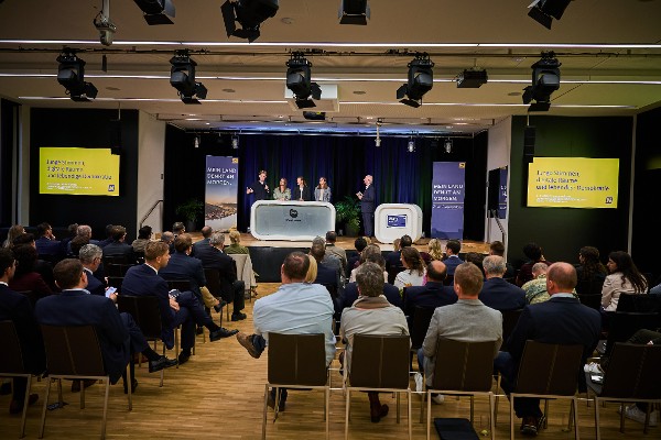 Blick auf die Bühne
Foto: Franz Gleiß