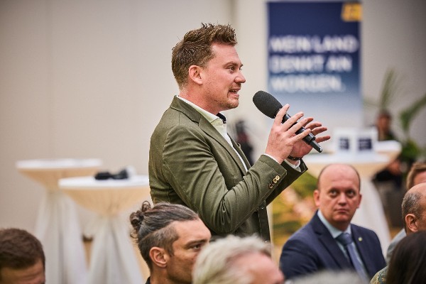 Zuhörer stellt Publikumsfrage
Foto: Franz Gleiß