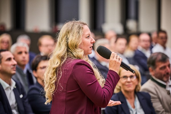 Zuhörerin stellt Publikumsfrage
Foto: Franz Gleiß