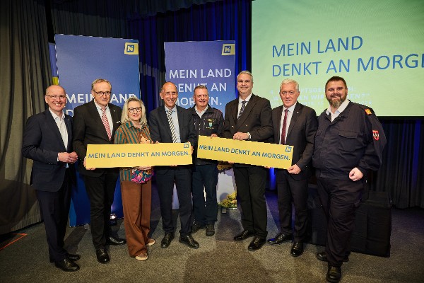 v.l.n.r.: Moderator und Leiter Zukunftsinitiative Mag. Friedrich Faulhammer, Landesamtsdirektor Mag. Werner Trock, Elisabeth Engstler, Univ.-Prof. Dr. Peter Filzmaier, Landesfeuerwehrkommandant Dietmar Fahrafellner, Bürgermeister Ulrich Achleitner, Geschäftsführer Kultur.Region.Niederösterreich Martin Lammerhuber, Bezirksfeuerwehrkommandant Michael Litschauer
Foto Franz Gleiß