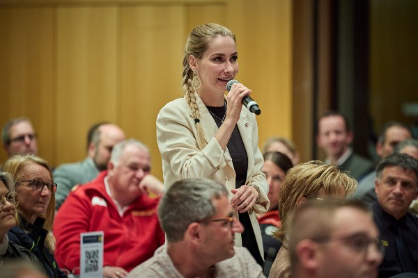 Zuhörerin bei Publikumsfrage