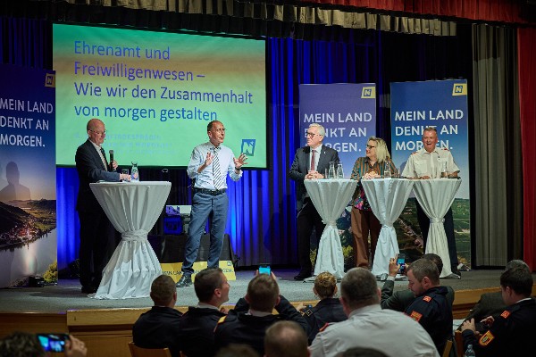 Am Podiusm
v.l.n.r. Friedrich Faulhamer, Peter Filzmair, Martin Lammerhuber, Elisabeth Engstler, Dietmar Fahrafellner